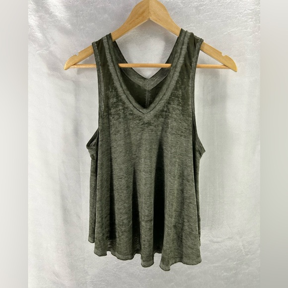 We The Free Tops - We The Free Green V-Neck Tank Top Size XS